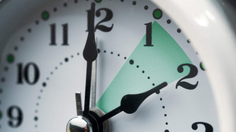 A clock face showing the hour shift, symbolizing daylight saving time