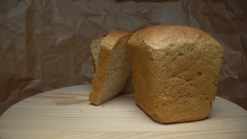 A fresh loaf of sliced bread on a wooden table represents changing consumer trends in the UK bread market